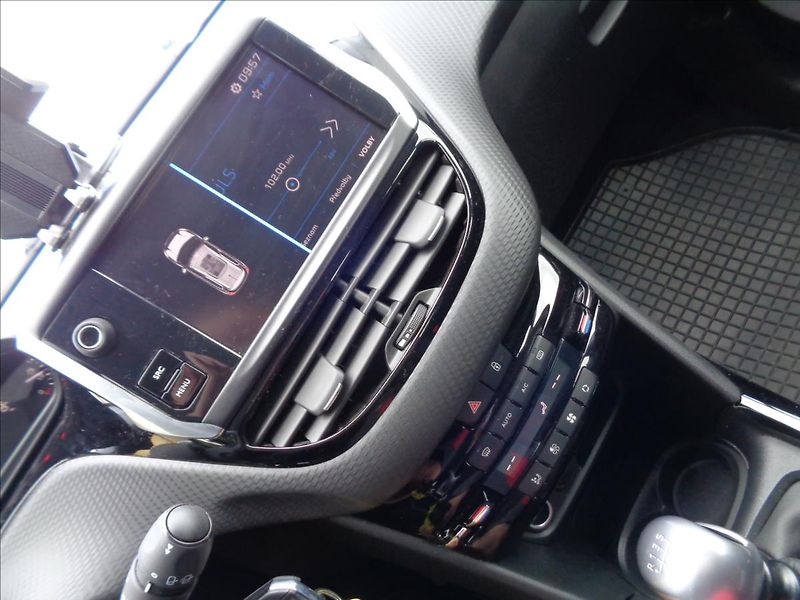 Peugeot 2008 1,2 - fotka 16 z 18