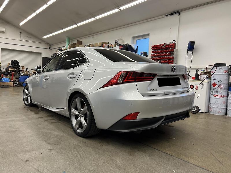 Lexus IS 300h 2.5l 133 kW - fotka 5 z 19