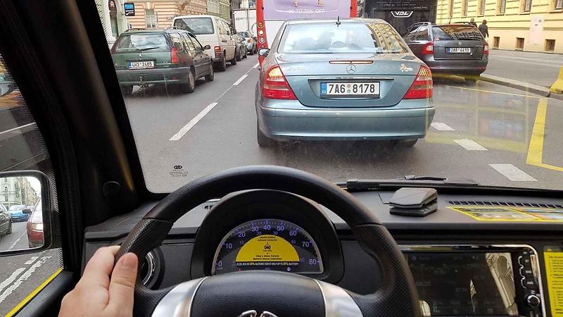 Vozítka služby re.volt vypadají vtipně, za volantem jsme se ale spíš báli.