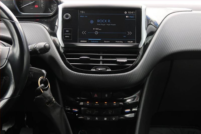 Peugeot 2008 (2018) 1.2 PureTech, Serv.kniha, Kůže - fotka 12 z 17