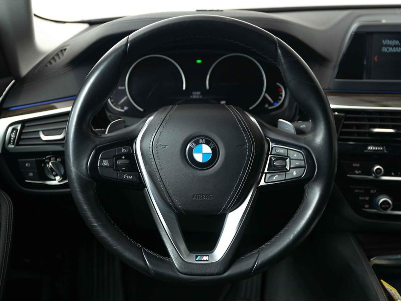 BMW Řada 5 520d xDrive - fotka 12 z 22