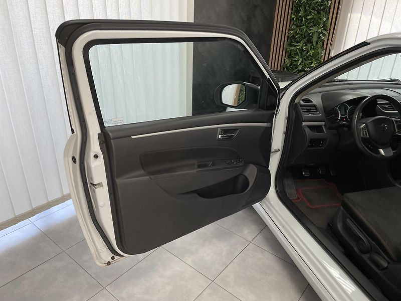 Suzuki Swift 1.6 i 100kW SPORT REZERVACE  - fotka 15 z 21