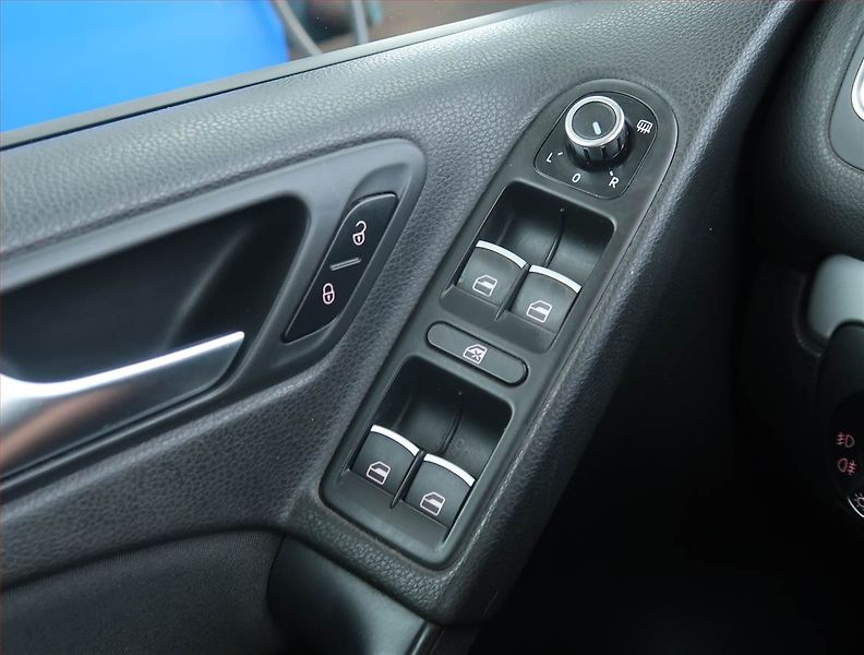 Volkswagen Golf (2012) R-Line 1.6 TDI, Tempomat - fotka 18 z 19
