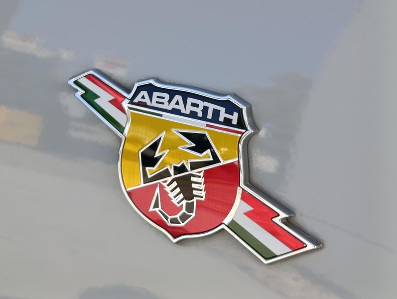 Fiat 500 ABARTH 121kW AKRAPOVIČ - fotka 10 z 32