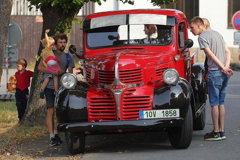 Krása a elegance starých strojů na veteránské vyjížďce plzeňského Veteran Car Clubu v Radobyčicích.