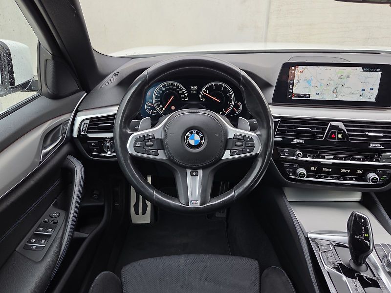 BMW Řada 5 (2018) 530d xDrive M Sport - fotka 14 z 16