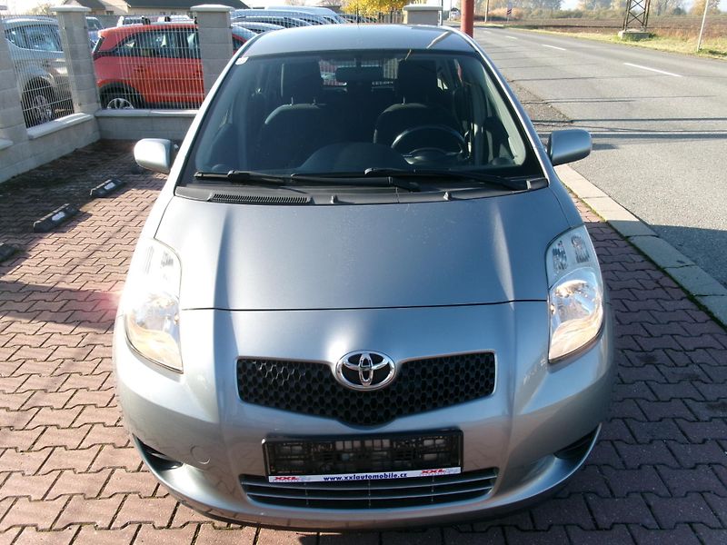 Toyota Yaris 1,0i KLIMA - fotka 4 z 22