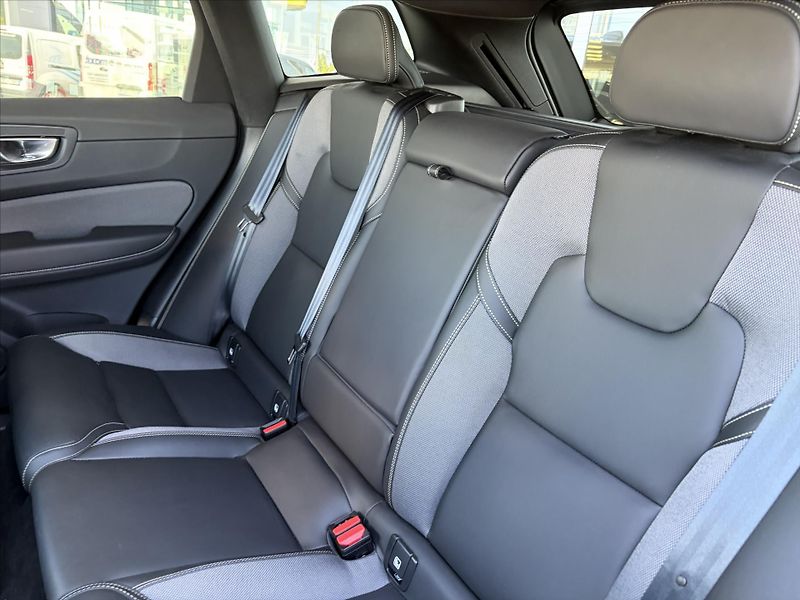 Volvo XC60 2,0   B4 AWD Dark PLUS - fotka 22 z 32