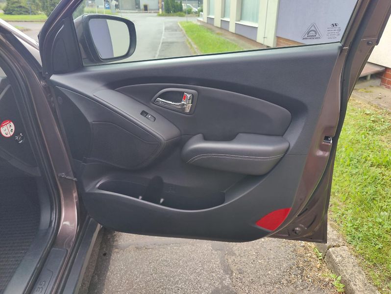 Hyundai ix35 2,0 CRDi 4WD + pneu  - fotka 16 z 25