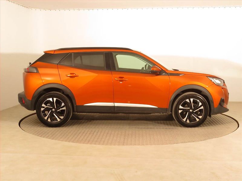Peugeot 2008 (2022) Allure 1.2 PureTech, Automat - fotka 6 z 17