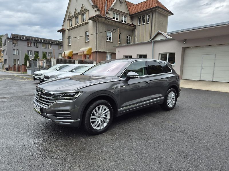 Volkswagen Touareg 3,0TDi 170kw 4x4 DSG TZ 19ALU - fotka 2 z 43