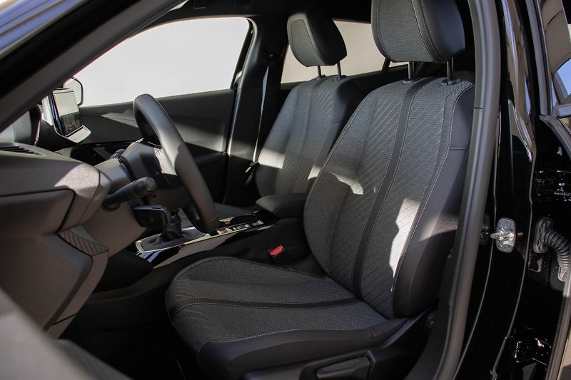 Peugeot 2008 ALLURE PureTech 100 MAN6 - fotka 9 z 16