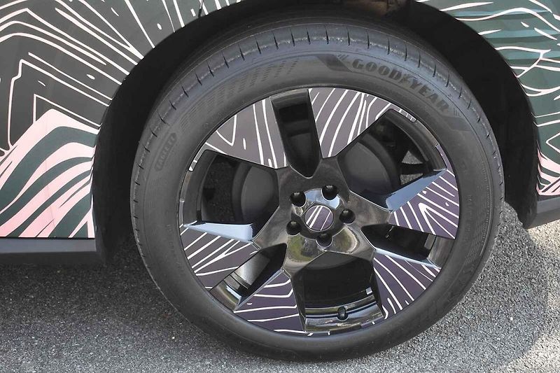 Škoda Peaq ani v zatáčkách nepůsobí vůbec těžkopádně.