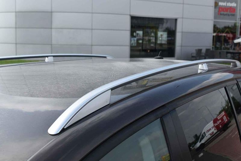Volkswagen Touran působí usedle, ale je to dobrý rodinný společník