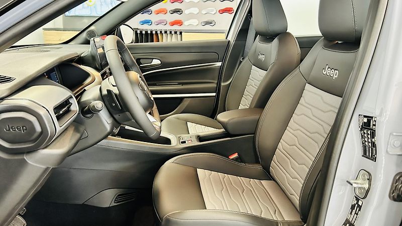 Jeep Avenger 1.2i 145k 4xe Upland  - fotka 9 z 13