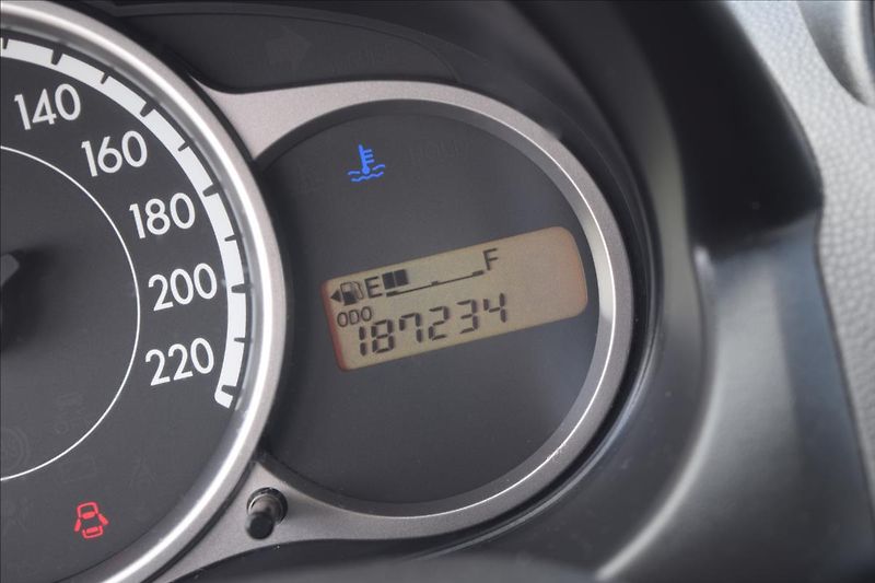 Mazda 2 1,4 I 55KW NOVÁ STK KLIMA - fotka 33 z 39