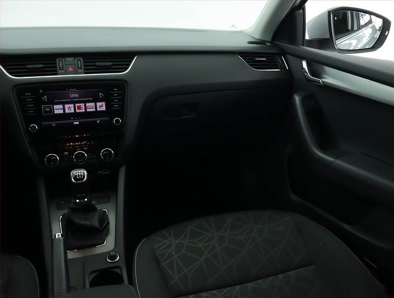 Škoda Octavia (2018) 1.5 TSI, Serv.kniha, Navi - fotka 8 z 15