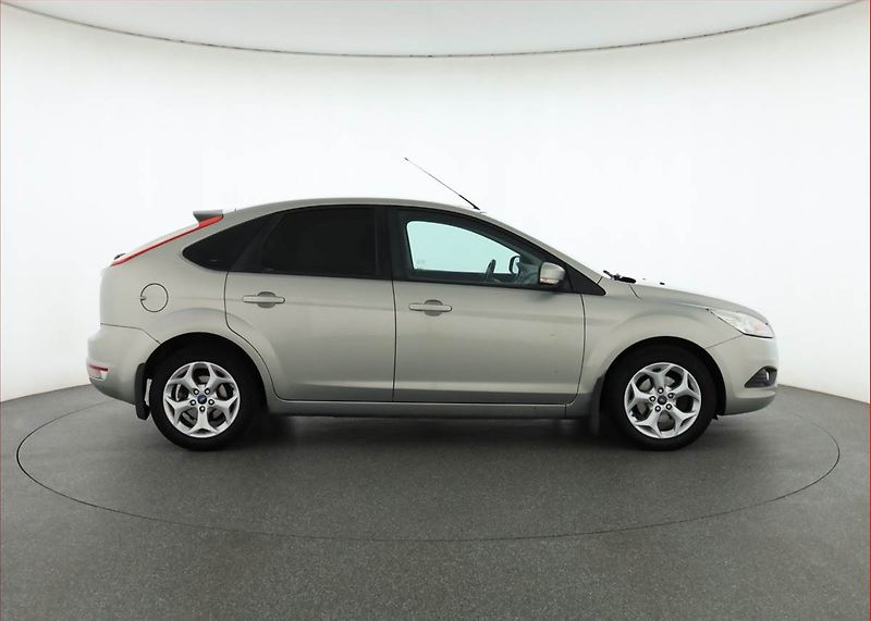 Ford Focus (2009) 1.6 16V, nová STK, slušný stav - fotka 6 z 14