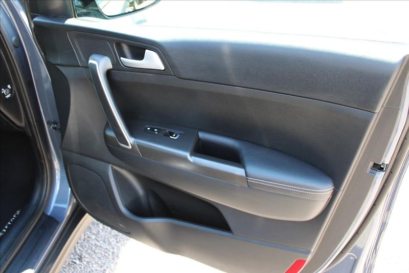 Kia Sportage 1,6 T-GDi 130kW 4x4,MANUAL,NAV - fotka 27 z 33