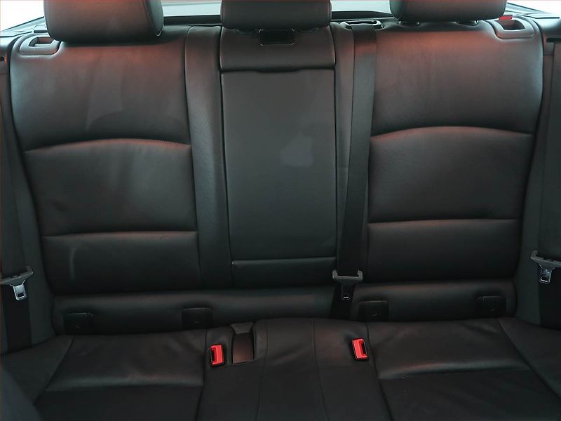 BMW Řada 5 (2012) Individual 525d xDrive, 4X4 - fotka 10 z 24