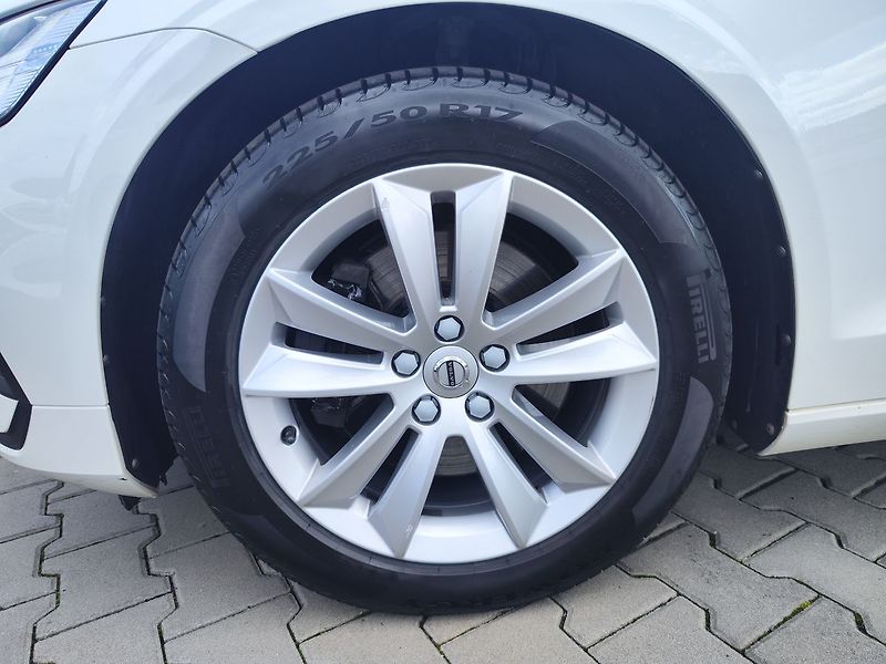 Volvo V60 B3 2.0/120kW Momentum Aut. - fotka 28 z 28