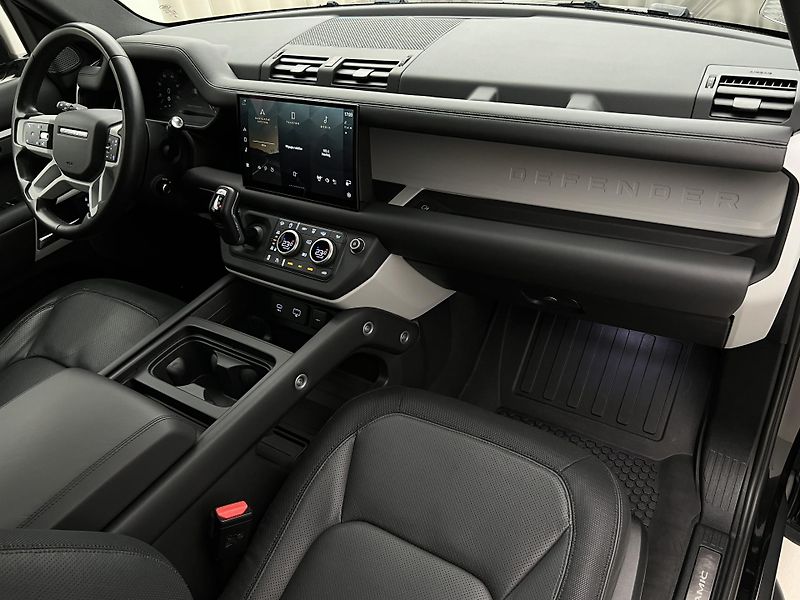 Land Rover Defender 110 D250 X-DYNAMIC HSE 1. maj - fotka 24 z 57