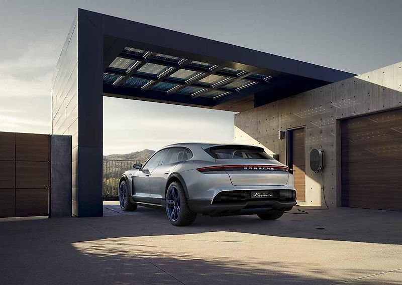 Koncept Porsche Mission E Cross Turismo.