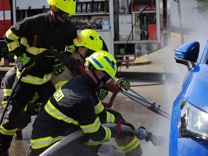 Hasiči se v rámci cvičení Rescue meeting zdokonalovali ve vyprošťování osob z auta, ale také jak uhasit elektromobil - především baterii.
