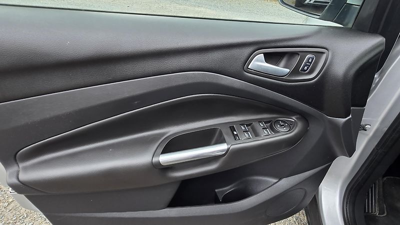 Ford Kuga 2.0TDCIi TITANIUM  110KW 1MAJ. - fotka 26 z 43