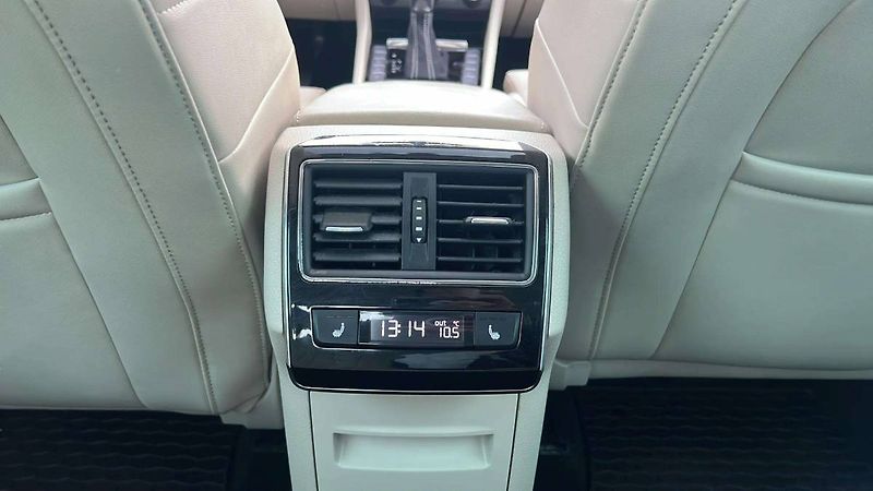 Škoda Superb Liftback 2.0 TDI DSG 140kW 6AT - fotka 30 z 36
