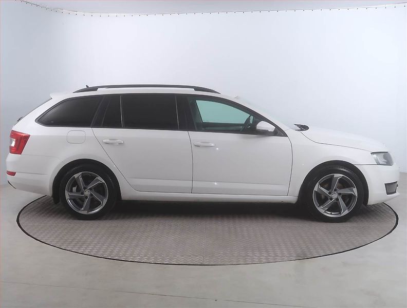 Škoda Octavia (2015) Ambition Plus 1.6 TDI 4x4 - fotka 6 z 15