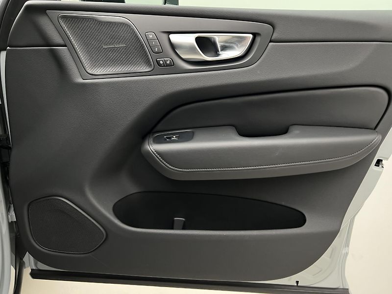 Volvo XC60 B5 AWD PLUS DARK AUT REZERVACE - fotka 44 z 44
