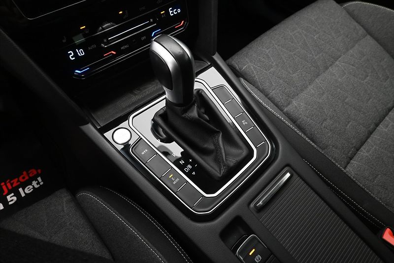 Volkswagen Passat 1,4 GTE 160 kW DSG Business Zá - fotka 22 z 30