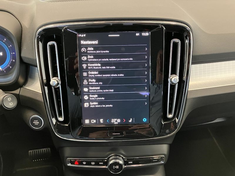 Volvo XC40 B3 FWD Plus Dark AT7 - fotka 29 z 40