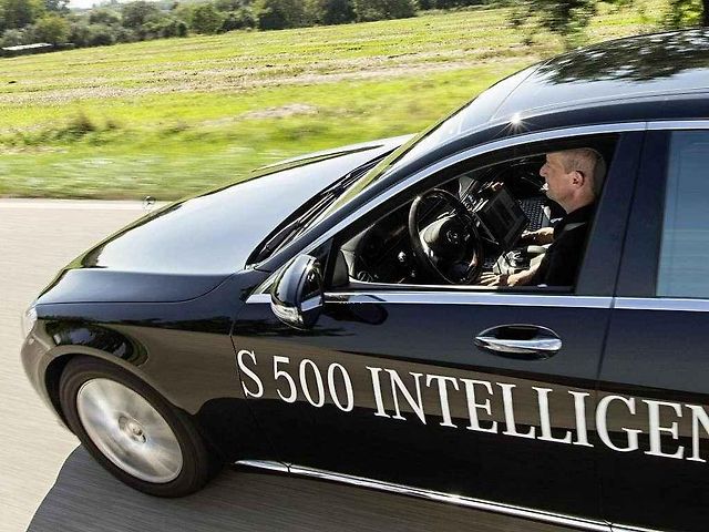 Mercedes vybavený systémem Inteligent Drive urazil bez zásahu řidiče 100 kilometrů.