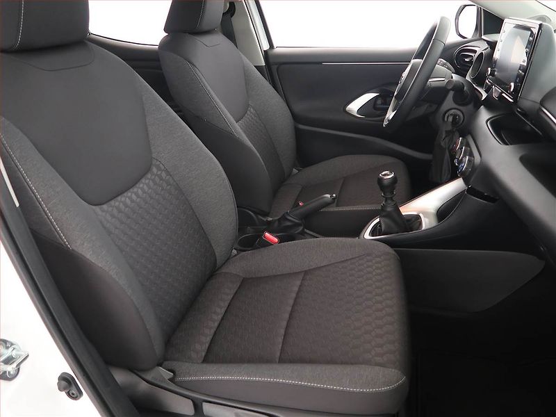 Toyota Yaris (2023) 1.5 VVT-i, Serv.kniha - fotka 9 z 17