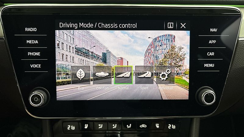 Škoda Superb 2.0 TDI DSG 4x4 L&K Combi - fotka 33 z 34