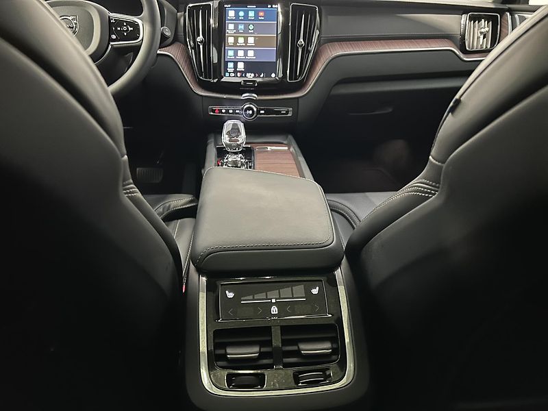 Volvo XC60 2.0  B4 4x4 ULTIMATE - fotka 34 z 48