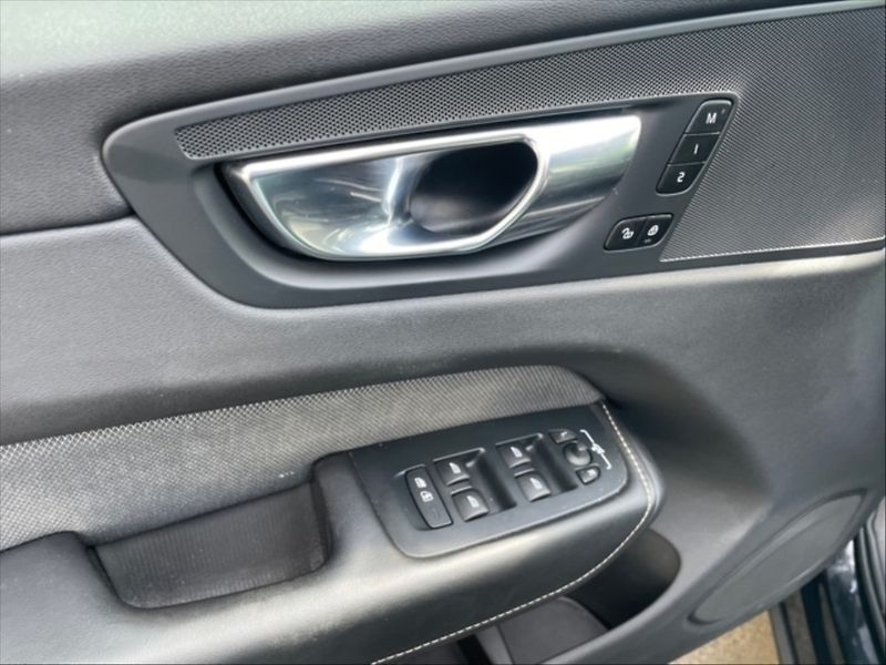Volvo XC60 2,0 B5 AWD Plus Black Ed. AT - fotka 11 z 11