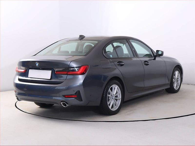 BMW Řada 3 (2019) 320 d xDrive - fotka 5 z 21