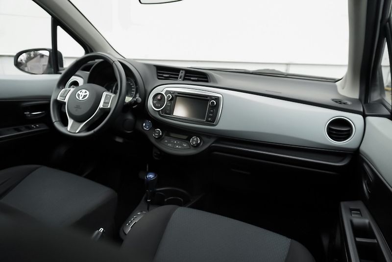 Toyota Yaris 1.5 Hybrid LOUNGE - fotka 9 z 23