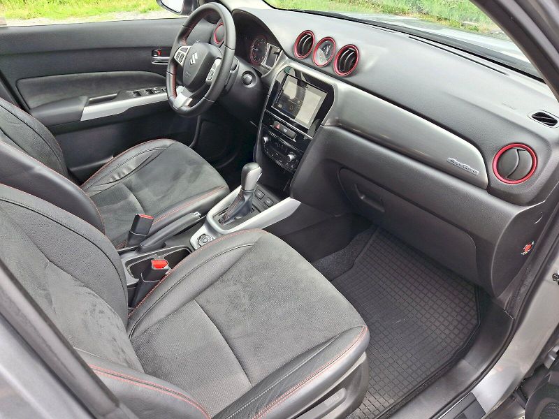 Suzuki Vitara (2017) Automat 4x4 1,4i 103kW - fotka 13 z 33