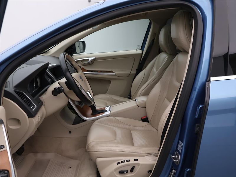 Volvo XC60 2,4 D5 169kW CZ Inscription - fotka 11 z 30