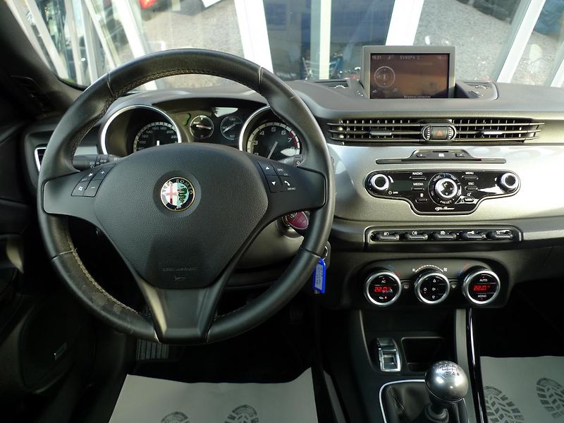 Alfa Romeo Giulietta 1,4 TB 125kW Navi Panorama - fotka 25 z 39