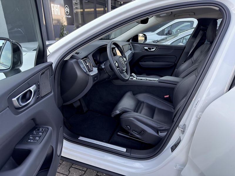 Volvo XC60 B5 AWD PLUS DARK // REZERVACE - fotka 12 z 45