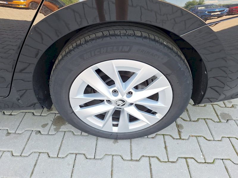 Škoda Octavia (2023) COMBI / 2.0 TDI / 85 kW / 6MP - fotka 29 z 33