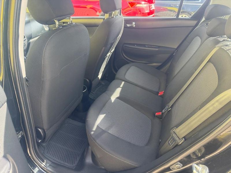 Hyundai i20 (2012) 1,2i VÝHŘ.SEDADLA JEN 107tis. - fotka 15 z 27
