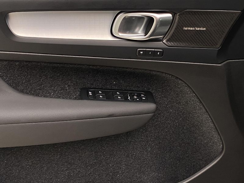 Volvo XC40 (2026) B3 AUT DARK PLUS - fotka 26 z 60