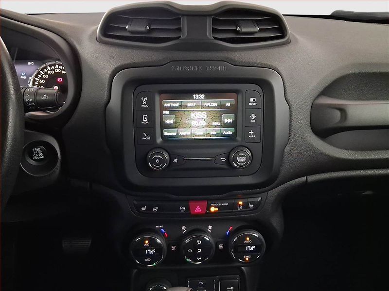 Jeep Renegade (2016) Limited 1.4 MultiAir, 4X4 - fotka 12 z 20