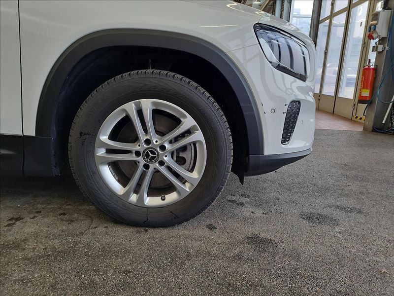 Mercedes-Benz GLB 220 4MATIC - fotka 22 z 22